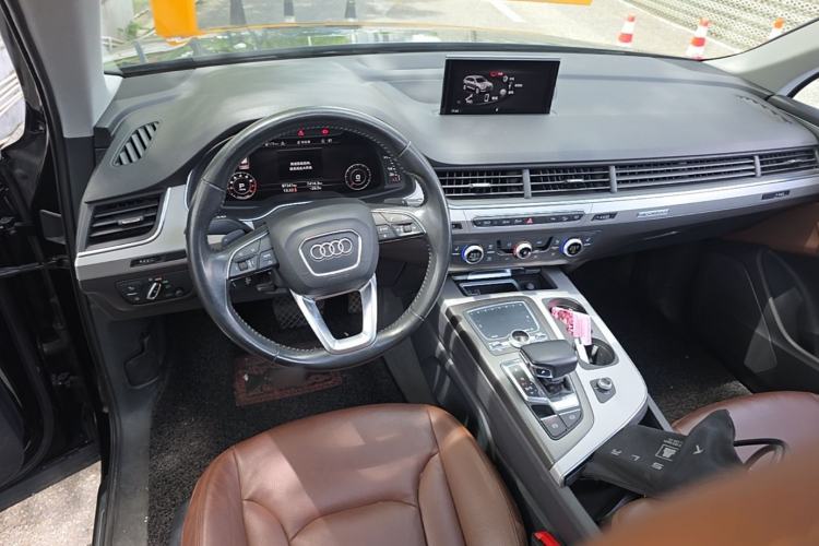 Used Audi Q7 2018 45 TFSI Technology Edition Center Console