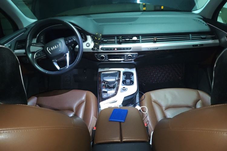 Used Audi Q7  Center Console