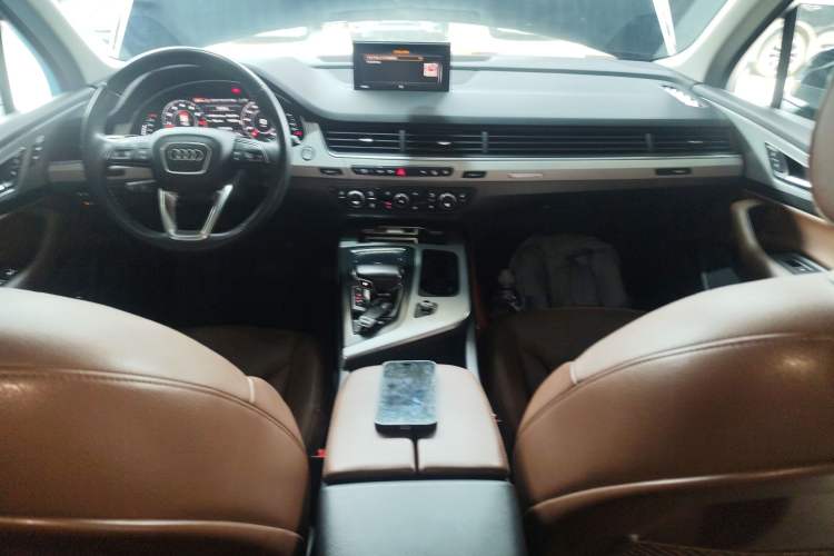 Used Audi Q7 2018 40 TFSI Comfort Model Center Console