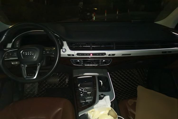 Used Audi Q7 2018 45 TFSI S line Sport Edition Center Console