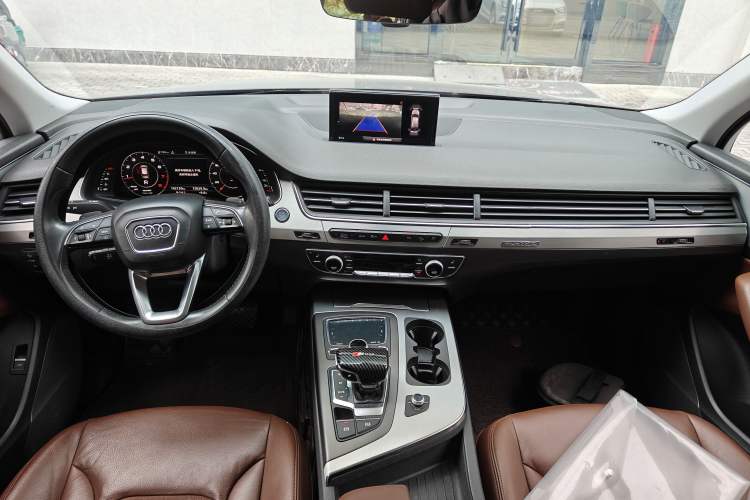 Used Audi Q7 2018 40 TFSI Comfort Model Center Console
