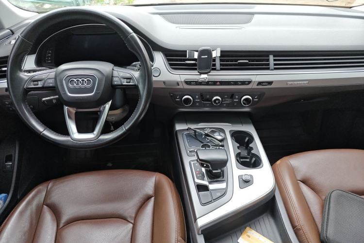 Used Audi Q7 2018 45 TFSI Technology Edition Center Console