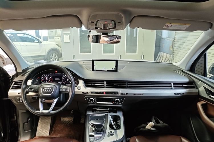 Used Audi Q7 2018 40 TFSI Comfort Model Center Console