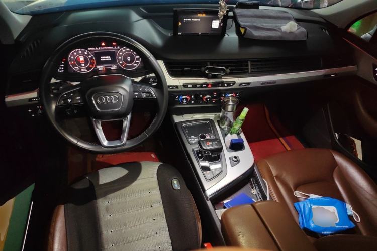 Used Audi Q7 2018 40 TFSI Comfort Model Center Console