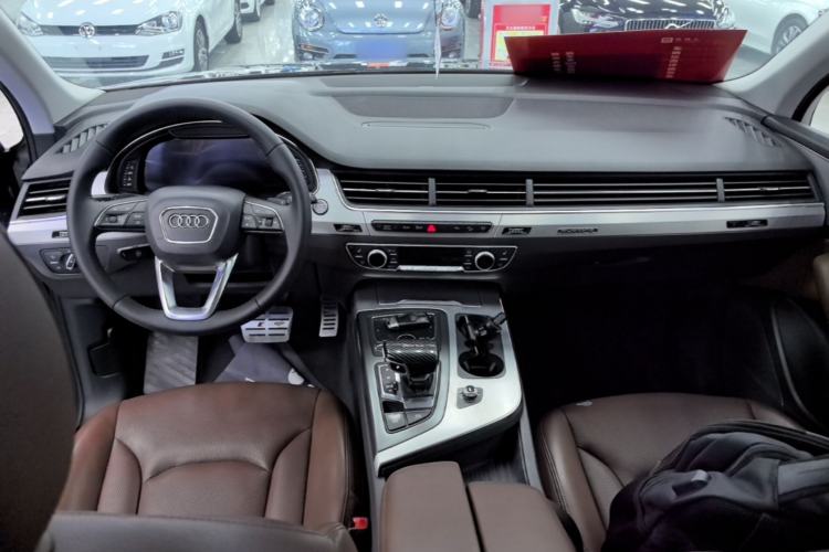 Used Audi Q7 2018 40 TFSI Comfort Model Center Console