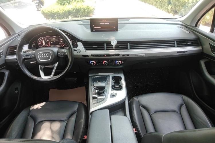 Used Audi Q7 2018 40 TFSI Comfort Model Center Console