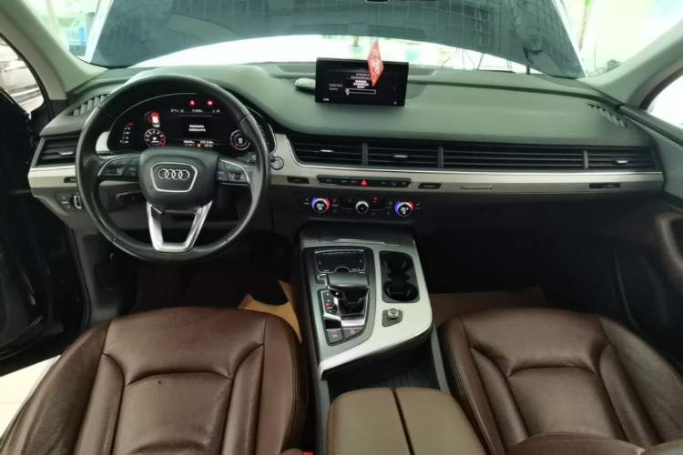Used Audi Q7 2018 45 TFSI Technology Edition Center Console