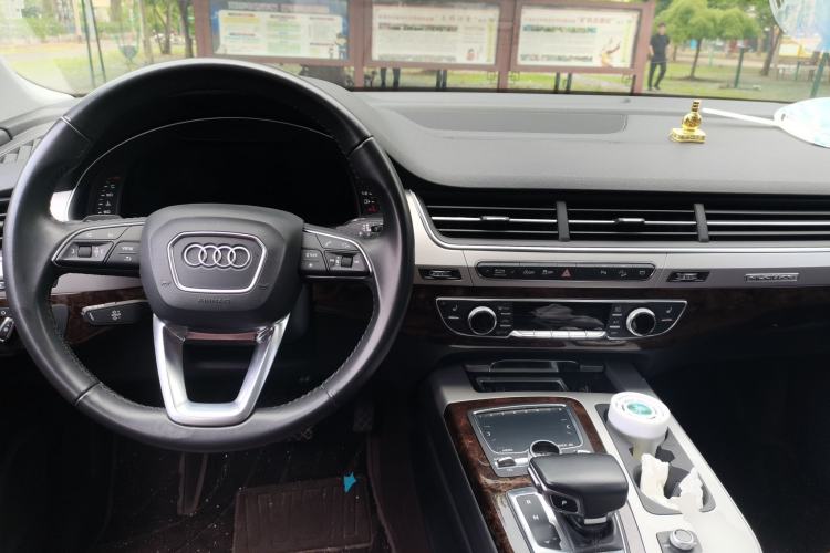Used Audi Q7 2018 45 TFSI Technology Edition Center Console