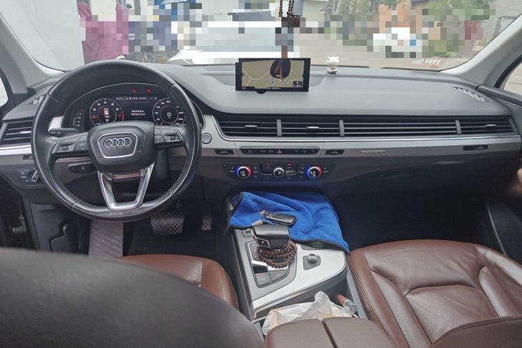 Used Audi Q7 2018 40 TFSI Comfort Model Center Console