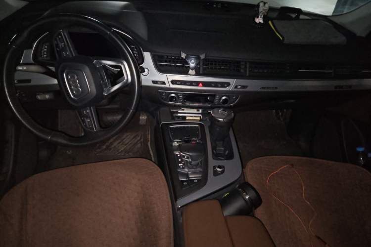 Used Audi Q7 2018 40 TFSI Comfort Model Center Console