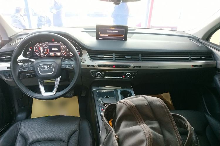 Used Audi Q7 2018 40 TFSI Comfort Model Center Console