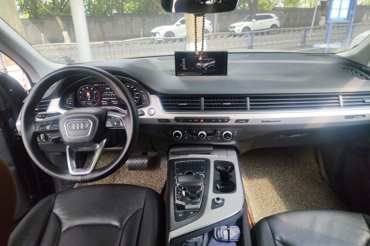 Used Audi Q7 2018 45 TFSI Technology Edition Center Console