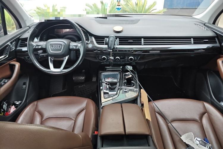 Used Audi Q7 2018 40 TFSI Comfort Model Center Console