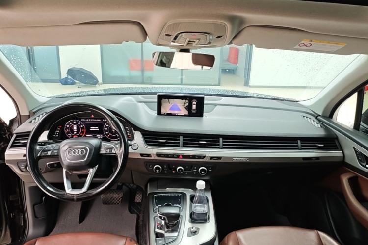 Used Audi Q7 2018 40 TFSI Comfort Model Center Console