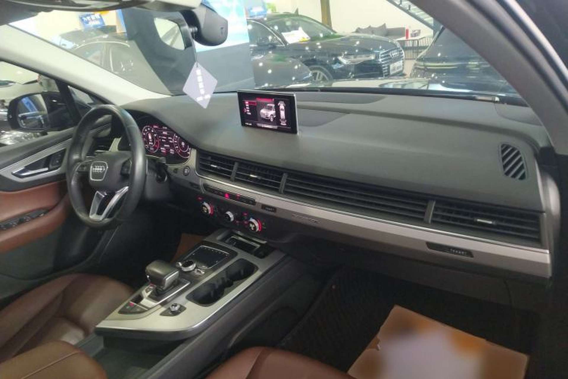Used Audi Q7 2018 40 TFSI Comfort Model Center Console