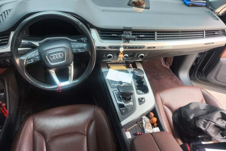 Used Audi Q7 2018 45 TFSI Technology Edition Center Console