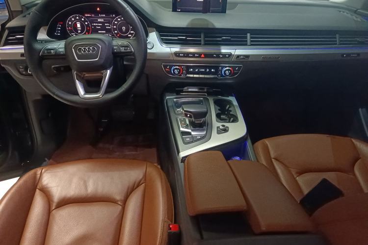 Used Audi Q7 2018 40 TFSI Comfort Model Center Console