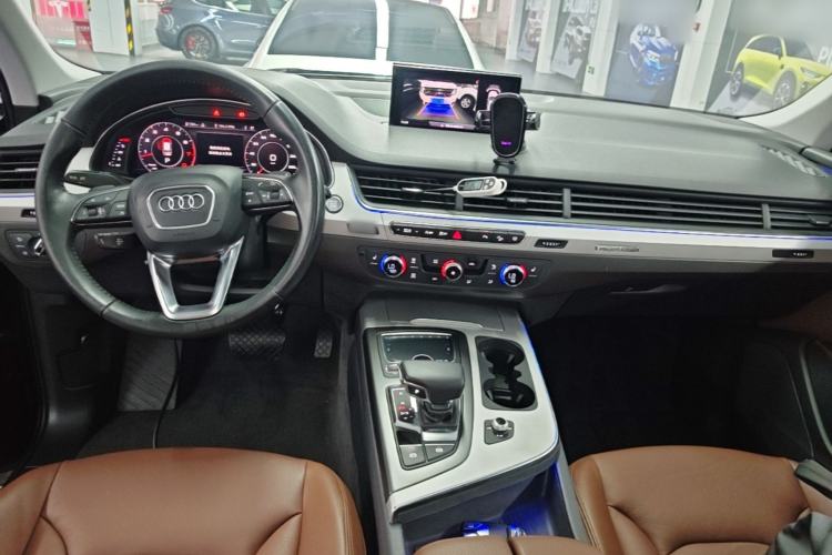Used Audi Q7 2018 45 TFSI Technology Edition Center Console