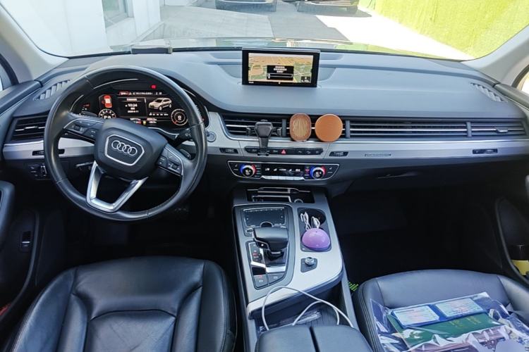 Used Audi Q7 2018 40 TFSI Comfort Model Center Console