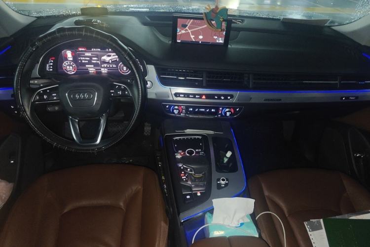 Used Audi Q7 2018 40 TFSI Comfort Model Center Console