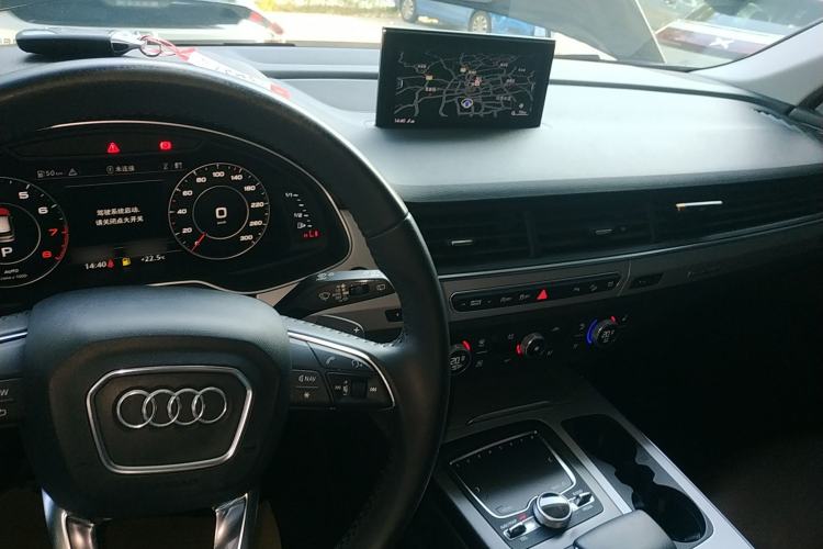 Used Audi Q7 2018 40 TFSI Comfort Model Center Console