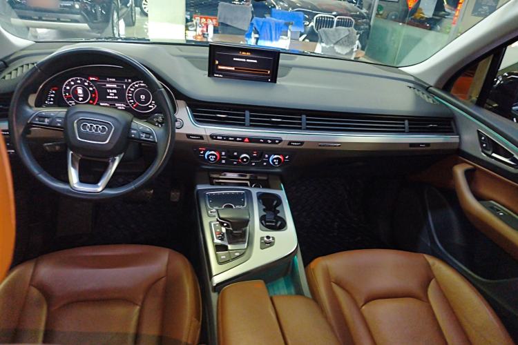 Used Audi Q7 2018 45 TFSI Technology Edition Center Console