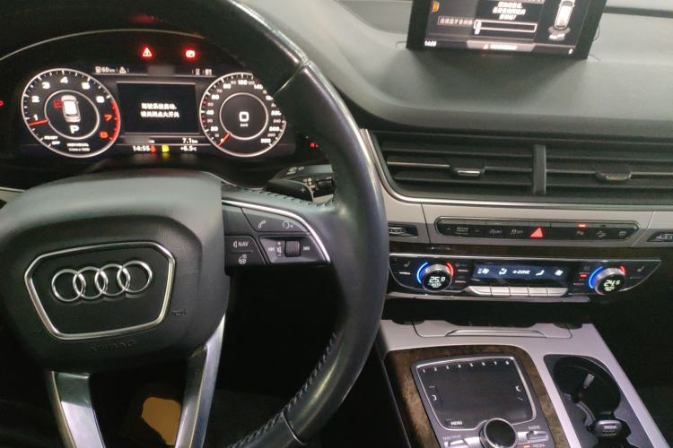 Used Audi Q7 2018 45 TFSI Technology Edition Center Console