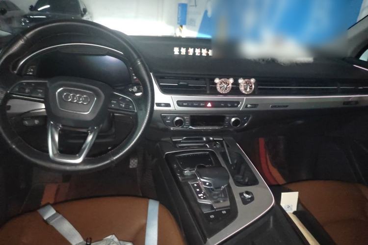 Used Audi Q7 2018 40 TFSI S line Sport Edition Center Console
