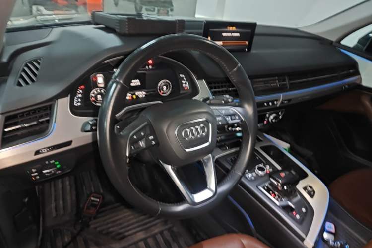Used Audi Q7 2018 40 TFSI Comfort Model Center Console