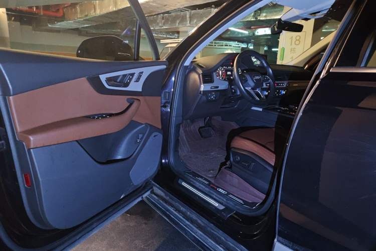 Used Audi Q7 2018 45 TFSI Technology Edition Driver Seat