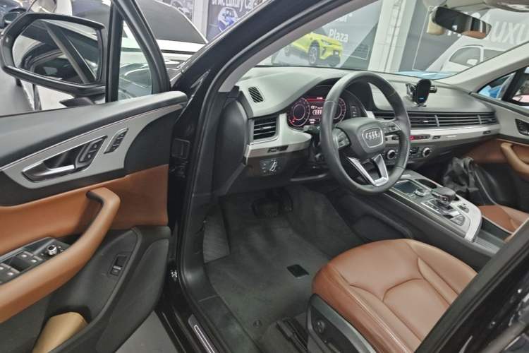 Used Audi Q7 2018 45 TFSI Technology Edition Driver Seat