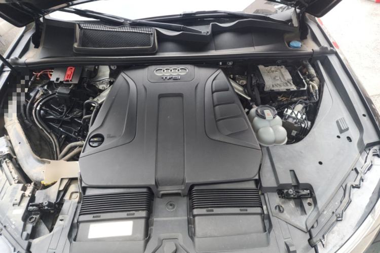 Used Audi Q7  Engine Bay
