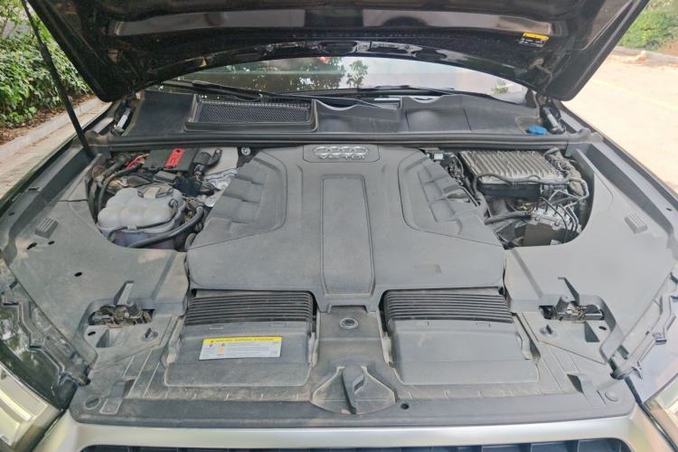 Used Audi Q7  Engine Bay