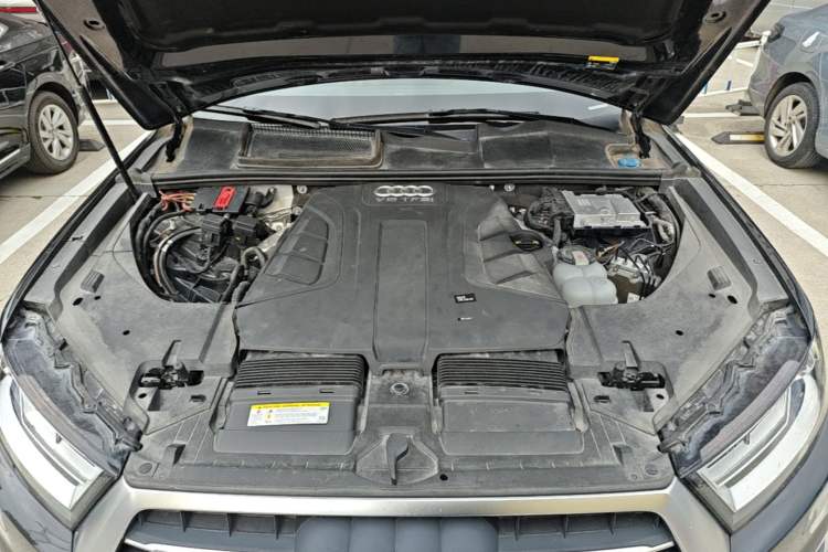 Used Audi Q7  Engine Bay