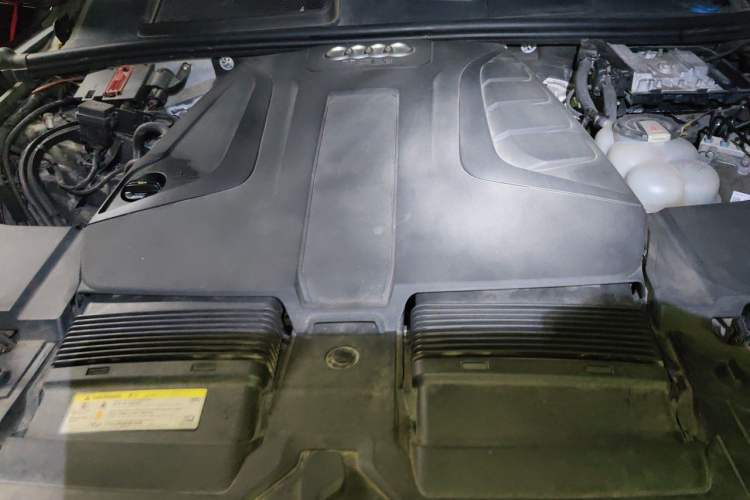 Used Audi Q7 2018 40 TFSI Comfort Model Engine Bay