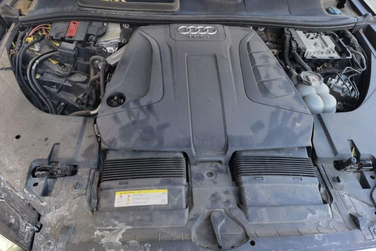 Used Audi Q7 2018 40 TFSI Comfort Model Engine Bay