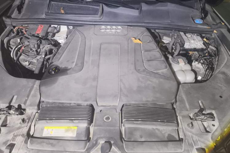 Used Audi Q7 2018 40 TFSI Comfort Model Engine Bay