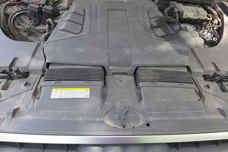 Used Audi Q7 2018 45 TFSI Technology Edition Engine Bay