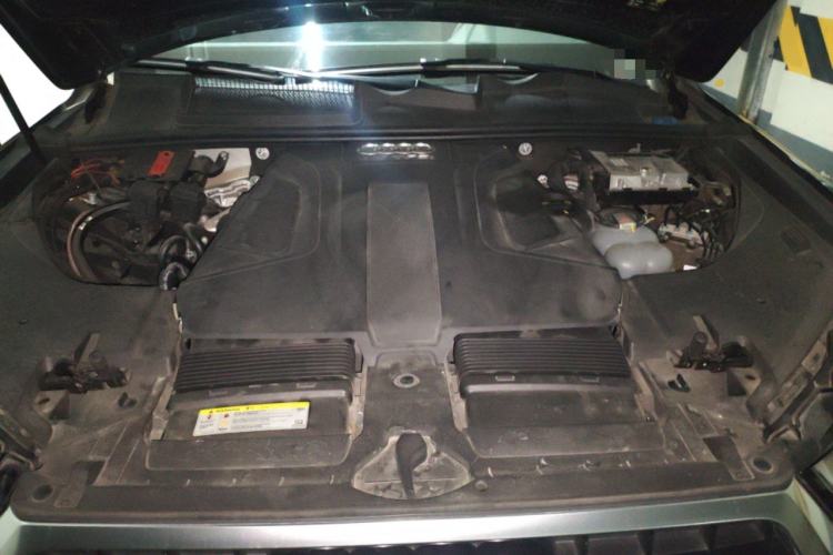 Used Audi Q7  Engine Bay