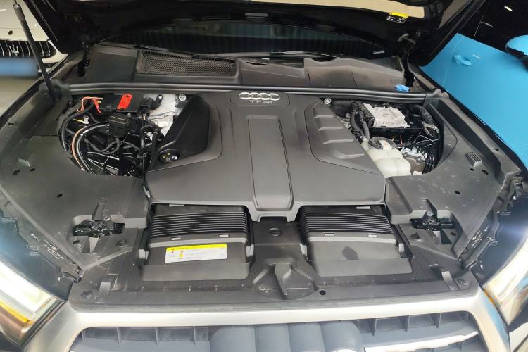 Used Audi Q7 2018 40 TFSI Comfort Model Engine Bay