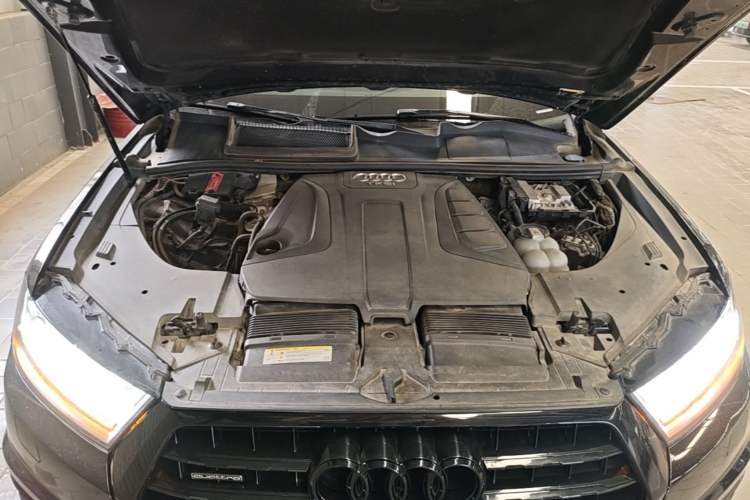 Used Audi Q7 2018 40 TFSI Comfort Model Engine Bay