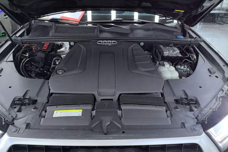 Used Audi Q7 2018 40 TFSI Comfort Model Engine Bay