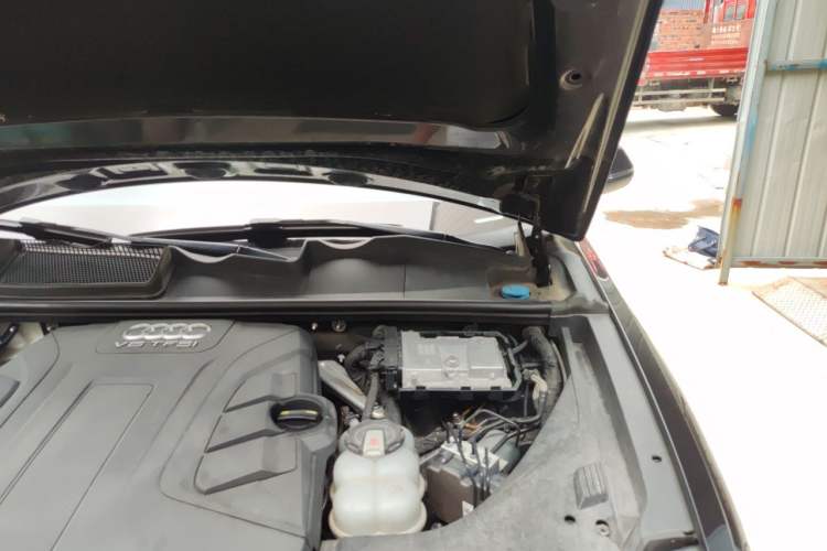 Used Audi Q7 2018 45 TFSI Technology Edition Engine Bay Left