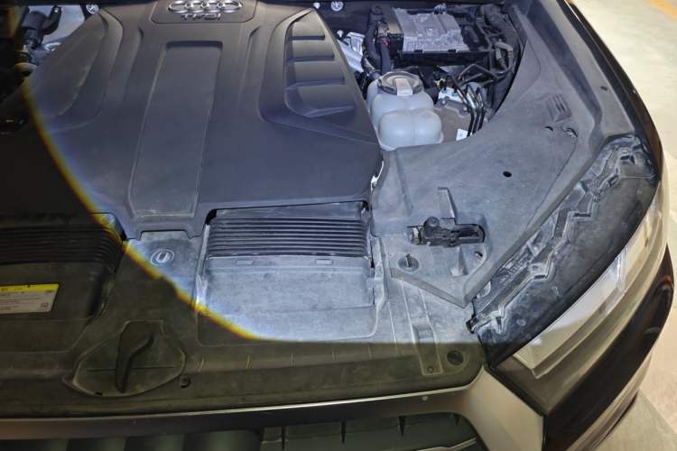 Used Audi Q7 2018 40 TFSI Comfort Model Engine Bay Left