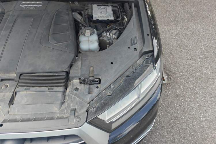 Used Audi Q7 2018 40 TFSI Comfort Model Engine Bay Left