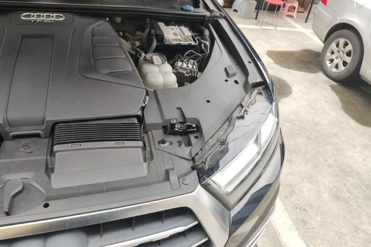 Used Audi Q7 2018 40 TFSI Comfort Model Engine Bay Left