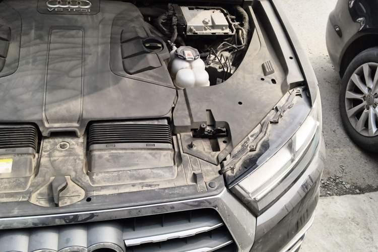 Used Audi Q7 2018 45 TFSI Technology Edition Engine Bay Left