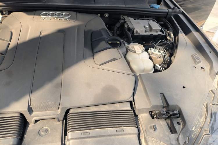 Used Audi Q7 2018 45 TFSI Technology Edition Engine Bay Left