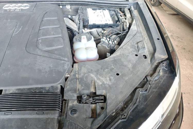 Used Audi Q7 2018 40 TFSI Comfort Model Engine Bay Left