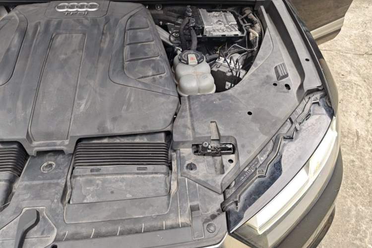 Used Audi Q7 2018 40 TFSI Comfort Model Engine Bay Left